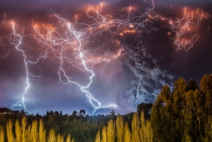 「人類終わった・・・」現実離れの超弩級、チリの大噴火がスペクタクルすぎて、魂レッドゾーン