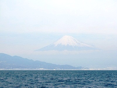 右に三保の松原、左に富士山を見ながら船旅が始まった