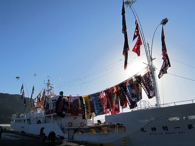 デッキも凍る寒さの中、早朝から大漁旗を飾り付けました