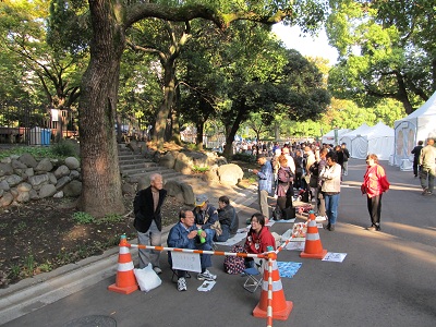 朝８時頃、開会を前に並ぶ女川秋刀魚ファン