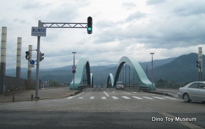 勝山橋を渡りフクイラプトル