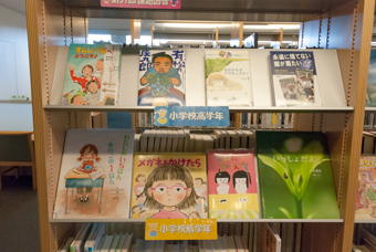 図書展示　「夏のとも～どんとこい！読書感想文2013」、様子