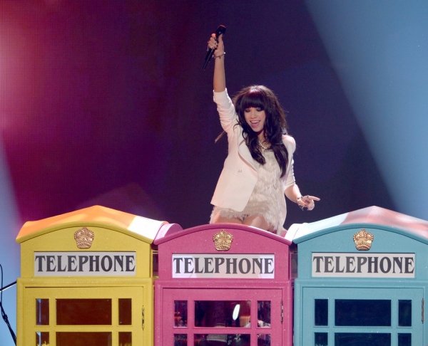 carly-rae-jepsen-this-kiss-call-me-maybe-amas-performance-111812-02.jpg