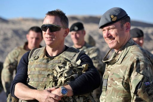 daniel-craig-pays-a-surprise-visit-to-uk-troops-in-afghanistan.jpg