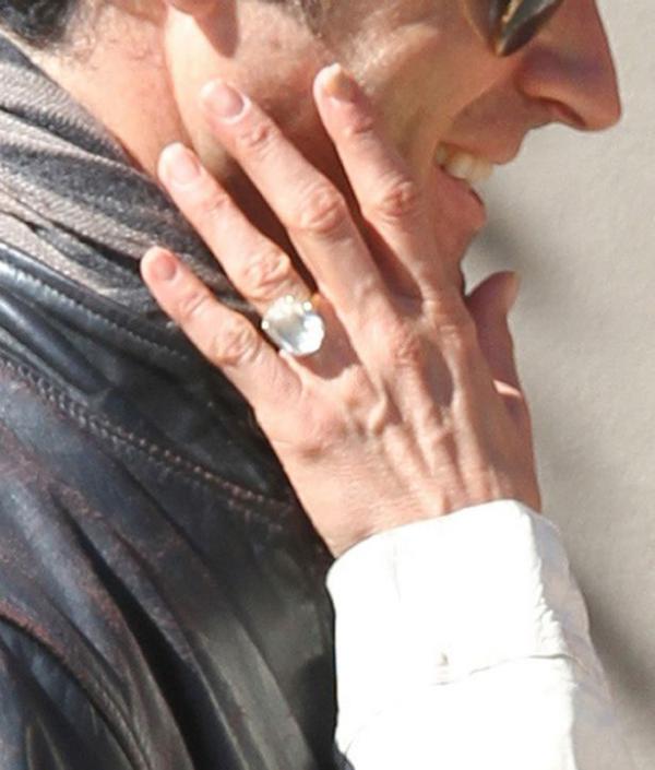 jennifer-aniston-justin-theroux-engagement-ring-100612-02.jpg