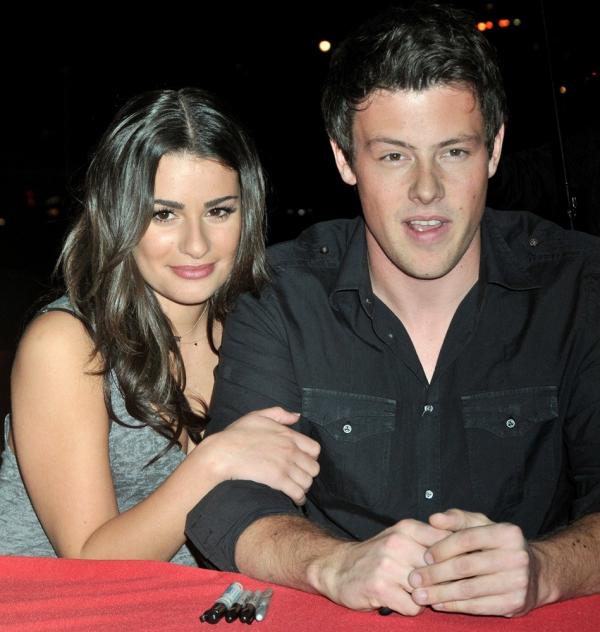 michele-monteith-sign-copies-of-glee-the-music-vol1-01.jpg