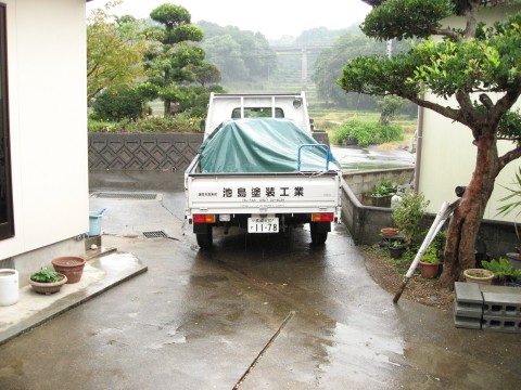 雨と車