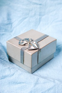 銀色の箱とリボンのプレゼント