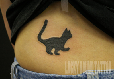 猫のタトゥー Lucky Round Tattoo 大阪 1