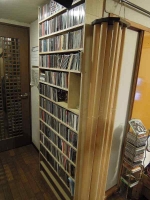 1897-08ワイヤーラックのCDと溢れたCDを移動