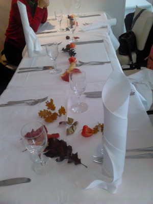テーブルクロスがテーブル全体に掛けられていて そして、ナプキンも真っ白な布製でした。 高級レストランにきた気分ですよ。