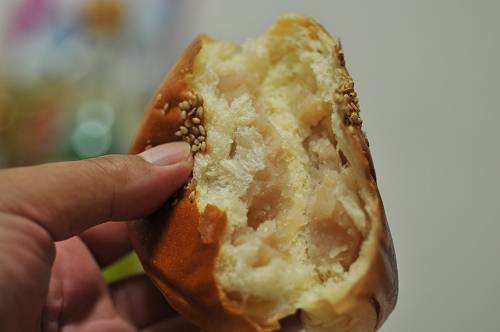 sweet soybean paste in bread, nomono in JRueno stn, 250904 1-12_s