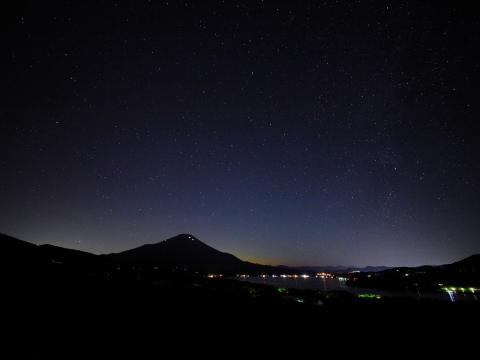 富士山と月の写真　山中湖パノラマ台