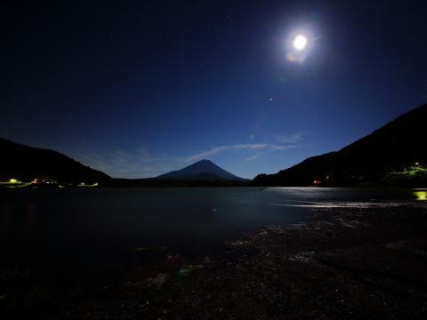 月の明りに包まれる富士山(精進湖)