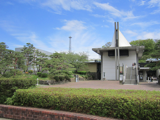 城山公園内にある「長野県信濃美術館」