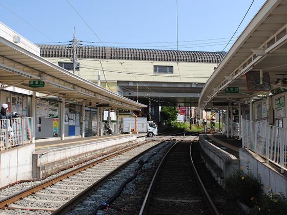 山下駅で小田急豪徳寺駅と交わります
