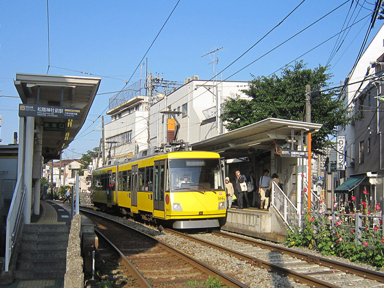 松陰神社前駅の世田谷線黄色電車