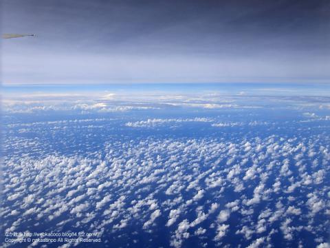 羽田空港から沖縄に向かっている時の空の写真