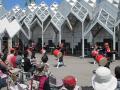 広場では沖縄・エイサーの太鼓舞踊をやっていました。